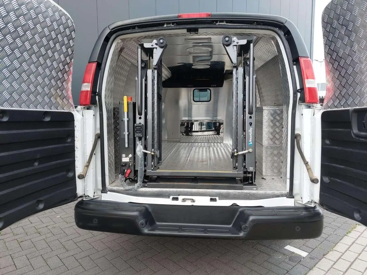 Photo 1 : Chevrolet Chevy Van 2020 Petrol