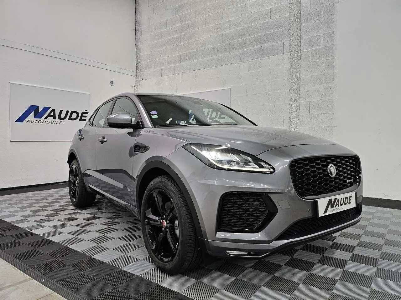 Photo 1 : Jaguar E-pace 2021 Hybride