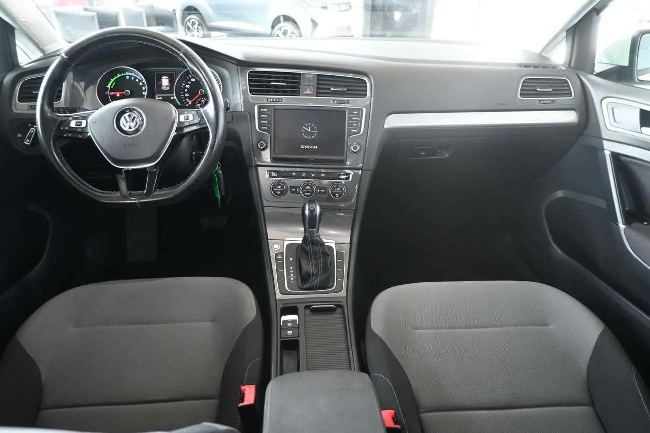 Photo 1 : Volkswagen Golf 2016 Électrique