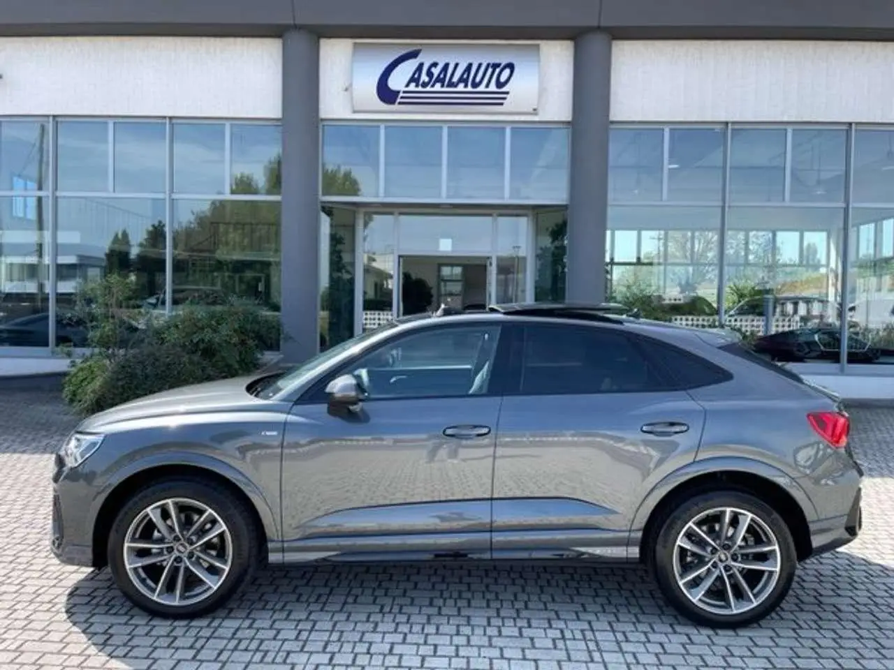 Photo 1 : Audi Q3 2024 Petrol