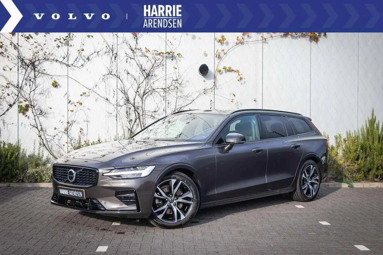 Photo 1 : Volvo V60 2023 Essence