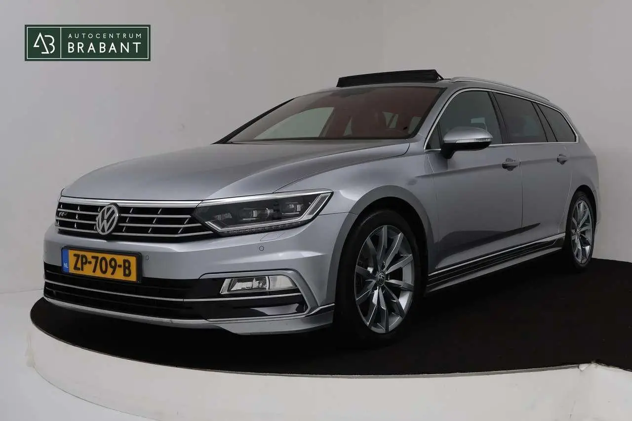 Photo 1 : Volkswagen Passat 2019 Petrol