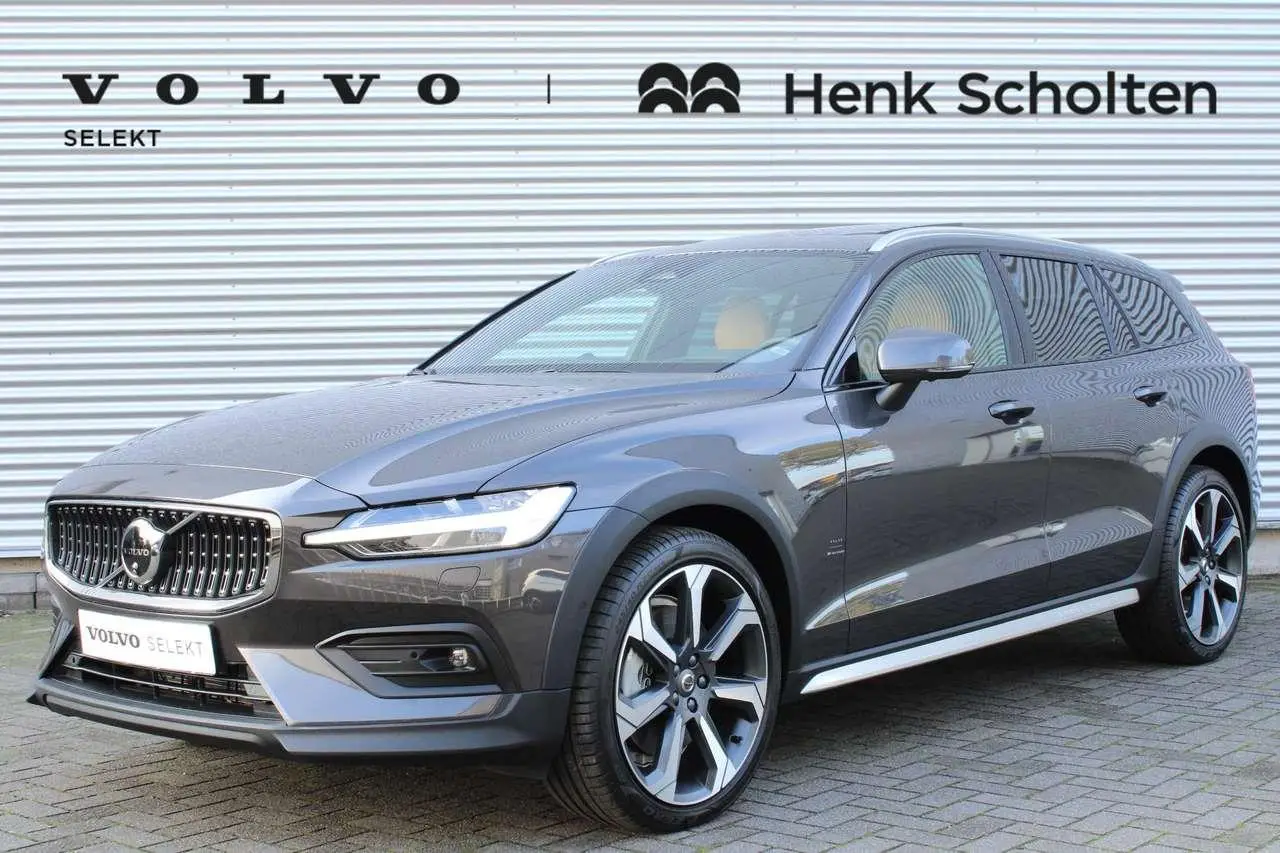 Photo 1 : Volvo V60 2023 Essence