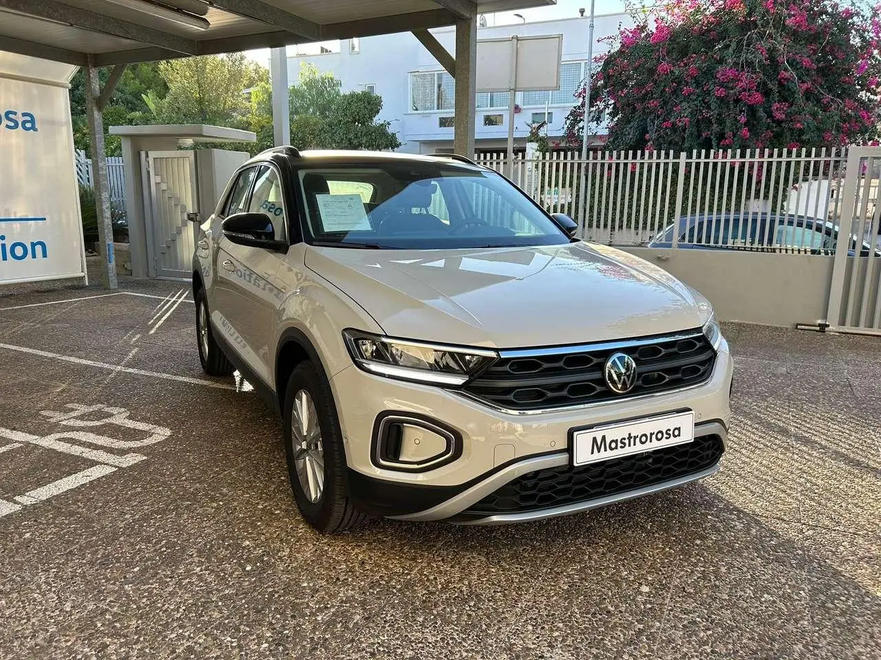 Photo 1 : Volkswagen T-roc 2023 Essence