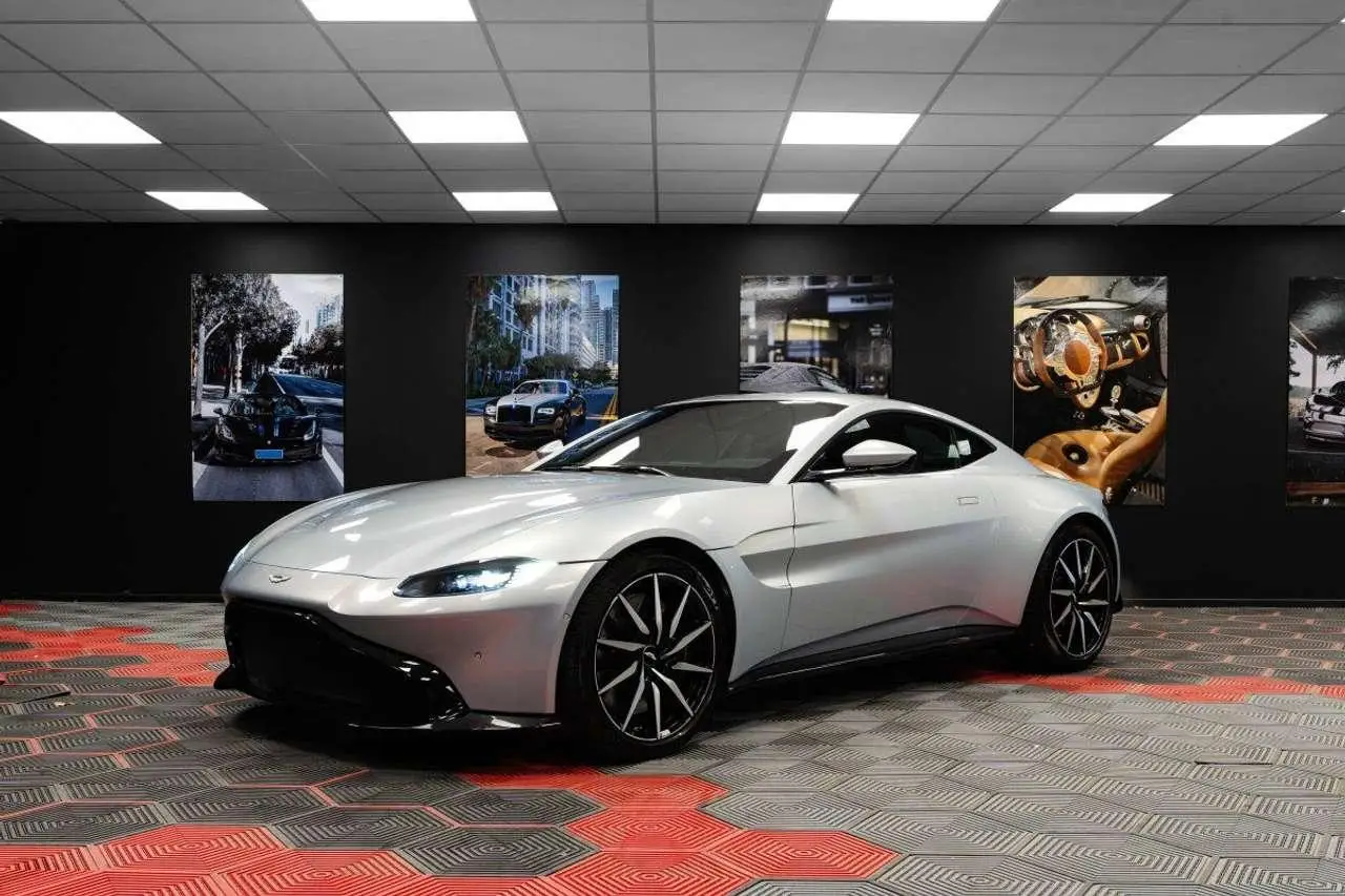 Photo 1 : Aston Martin V8 2019 Essence