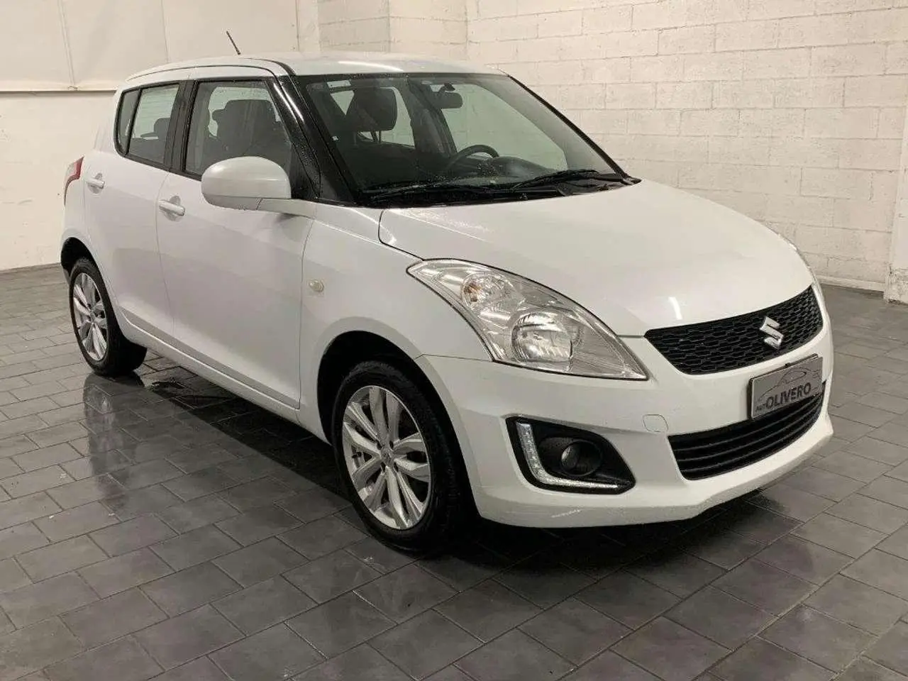 Photo 1 : Suzuki Swift 2015 Petrol