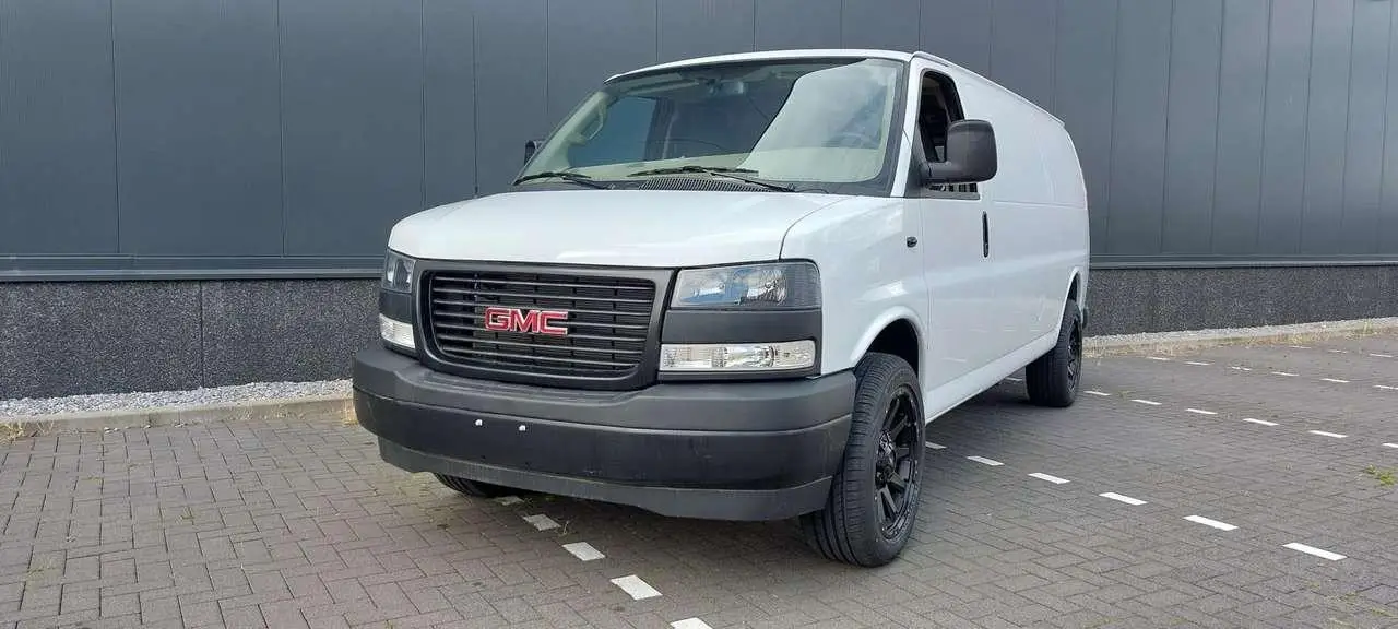 Photo 1 : Chevrolet Chevy Van 2023 Petrol