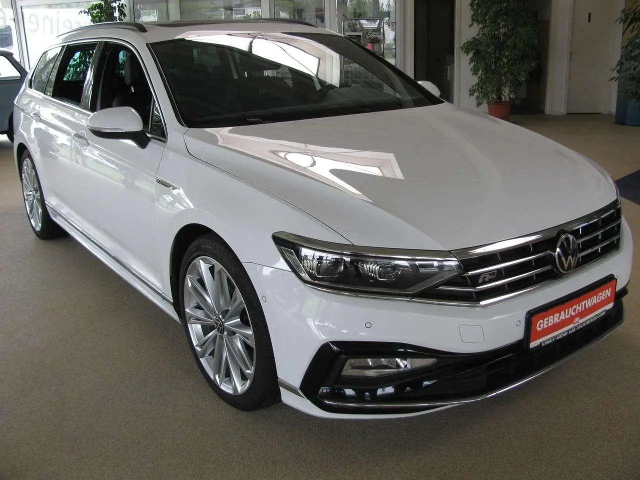 Photo 1 : Volkswagen Passat 2021 Petrol