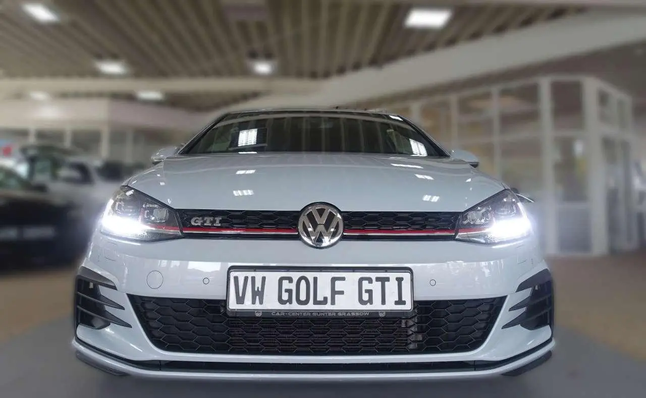 Photo 1 : Volkswagen Golf 2017 Petrol