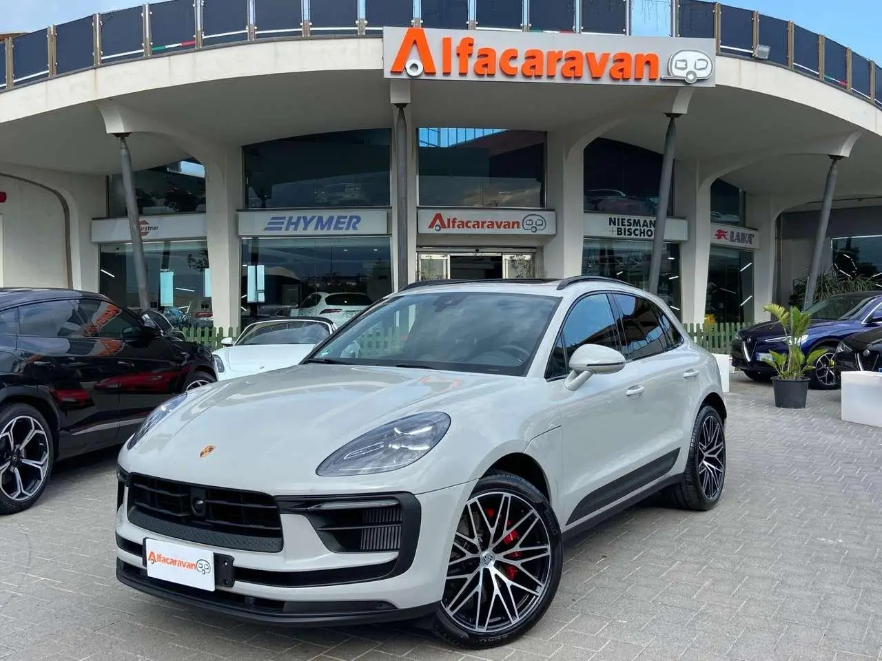 Photo 1 : Porsche Macan 2023 Essence