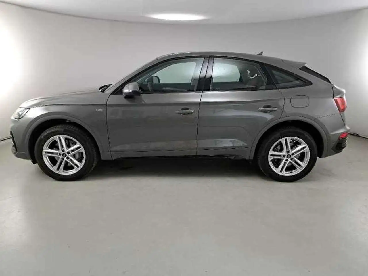 Photo 1 : Audi Q5 2023 Hybride