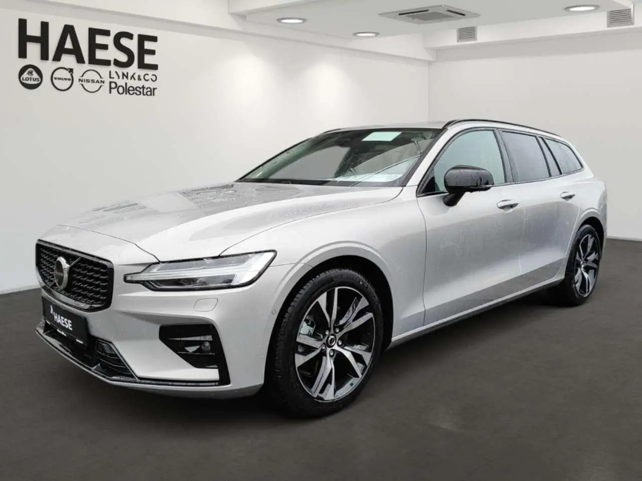 Photo 1 : Volvo V60 2024 Petrol