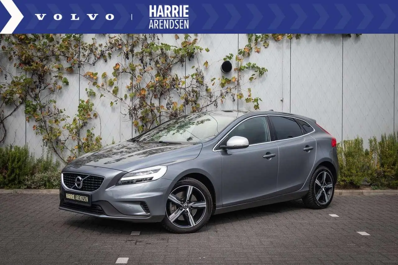 Photo 1 : Volvo V40 2019 Petrol