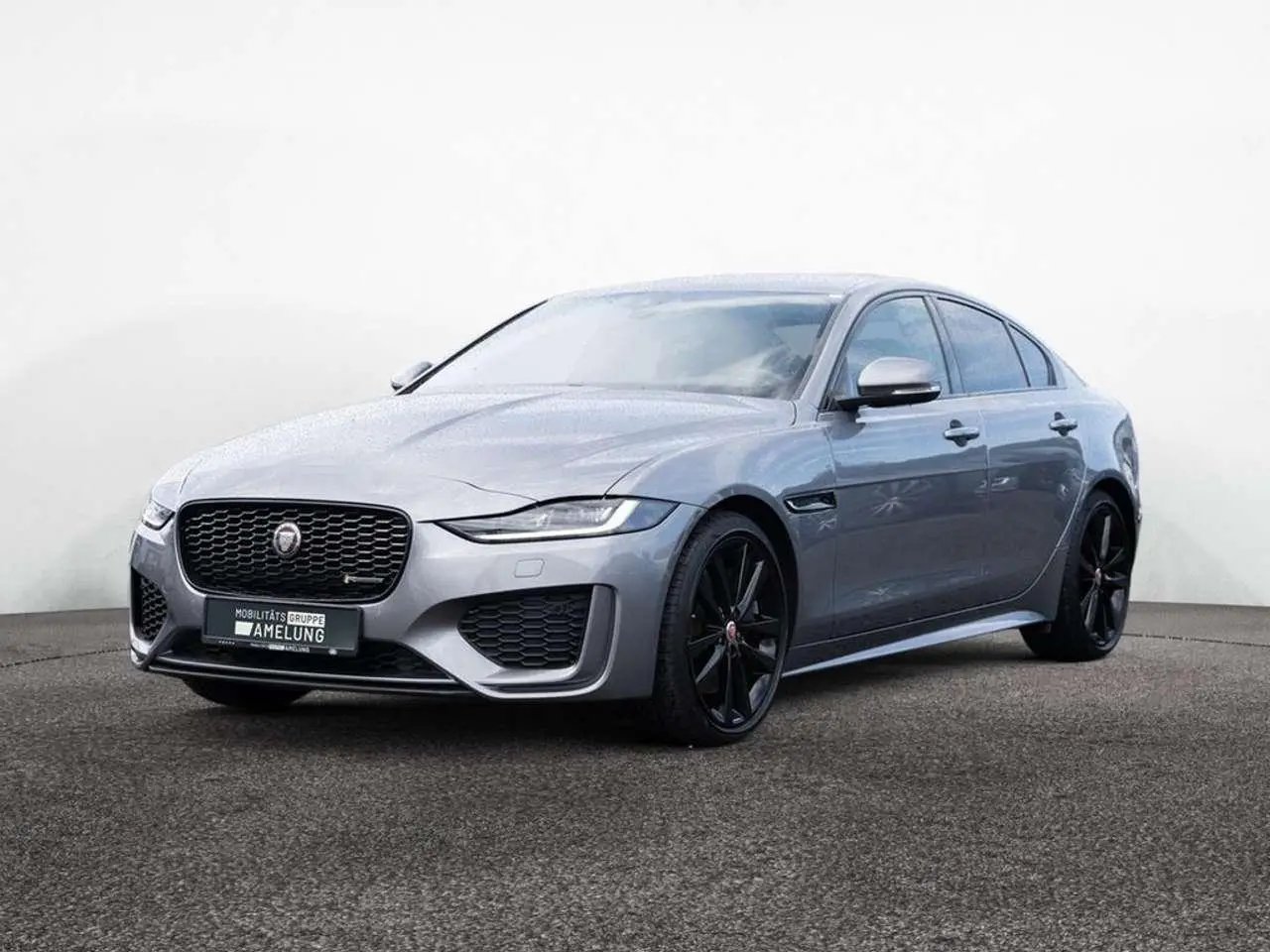 Photo 1 : Jaguar Xe 2020 Petrol