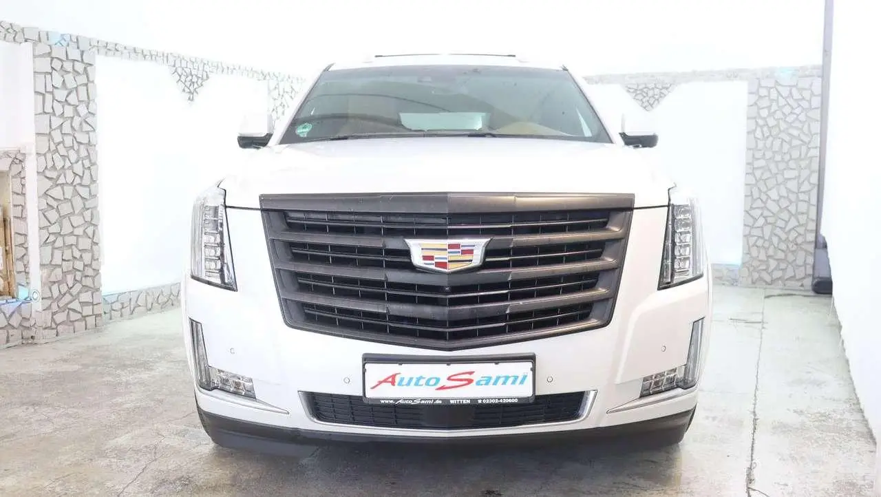 Photo 1 : Cadillac Escalade 2017 Petrol