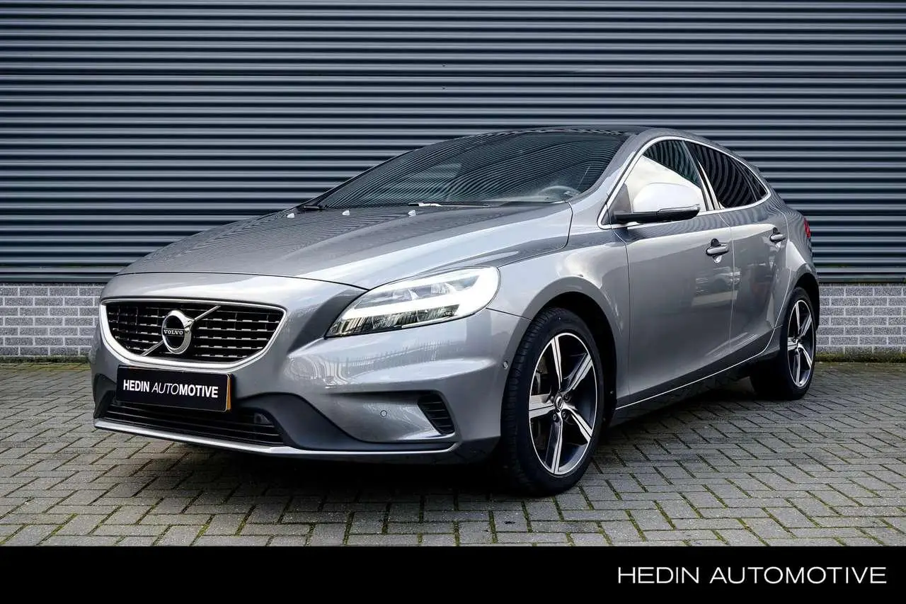 Photo 1 : Volvo V40 2020 Essence