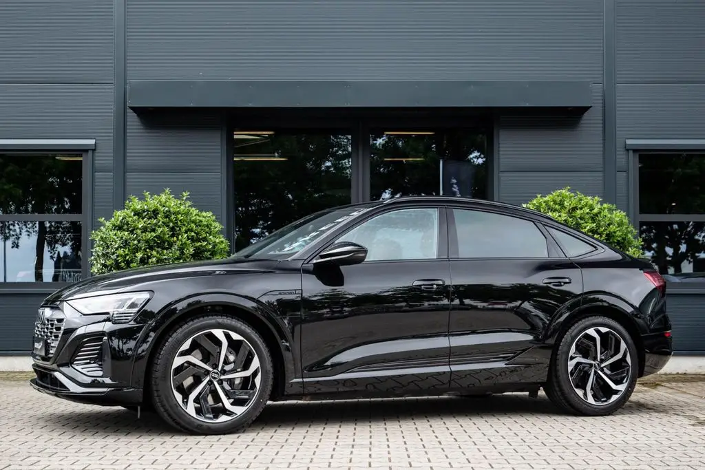 Photo 1 : Audi Q8 2023 Non renseigné