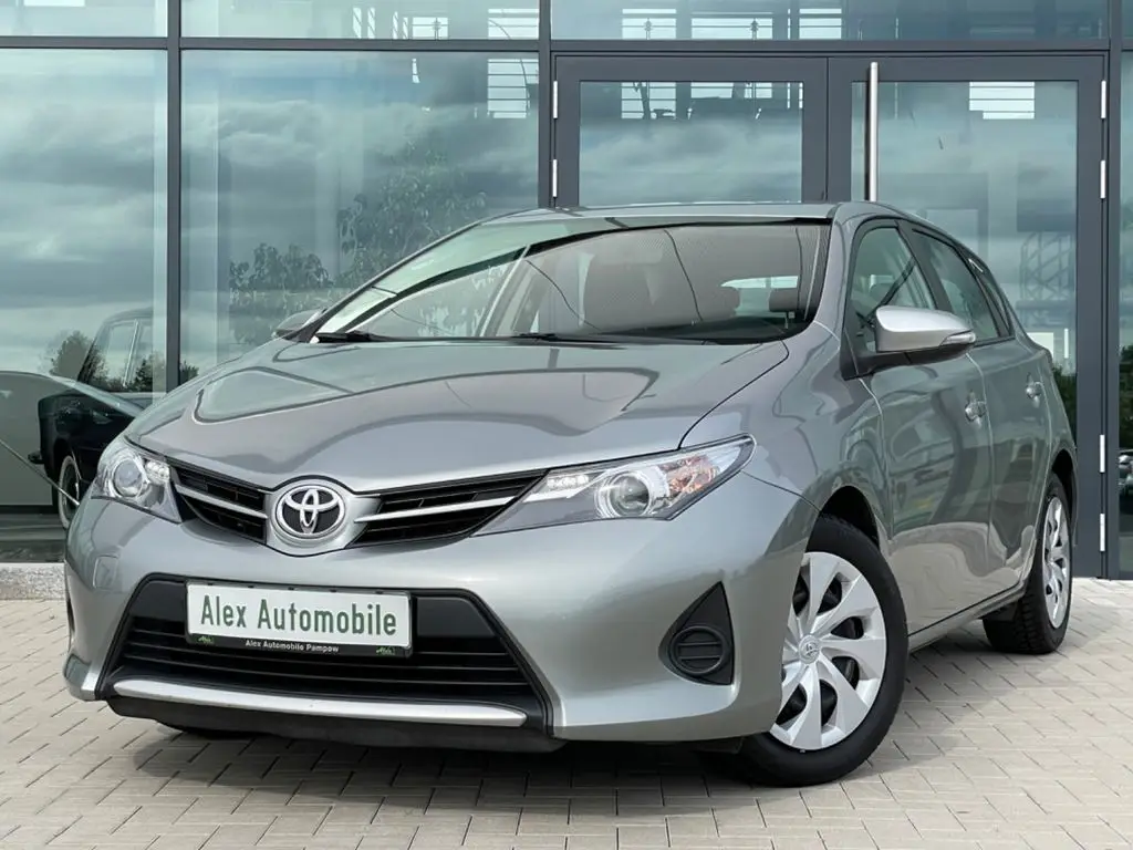 Photo 1 : Toyota Auris 2015 Petrol