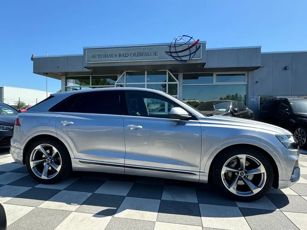 Photo 1 : Audi Q8 2020 Essence