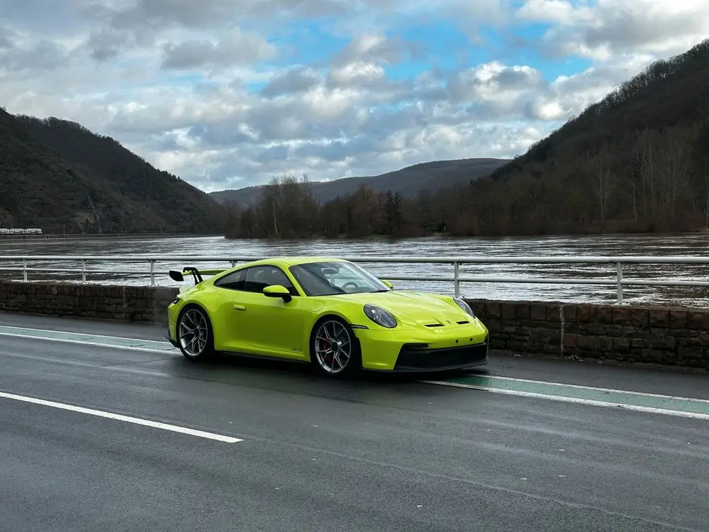 Photo 1 : Porsche 992 2021 Petrol