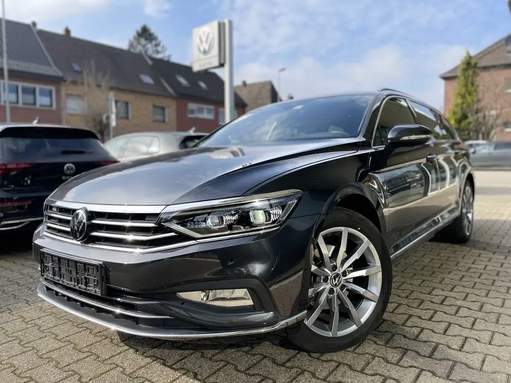 Photo 1 : Volkswagen Passat 2023 Petrol