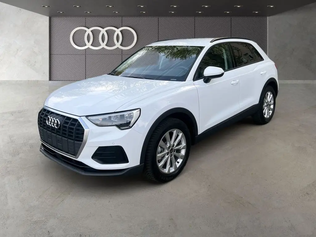 Photo 1 : Audi Q3 2024 Petrol