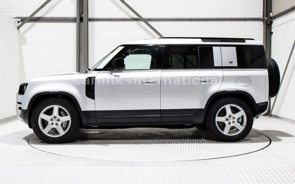 Photo 1 : Land Rover Defender 2024 Hybrid