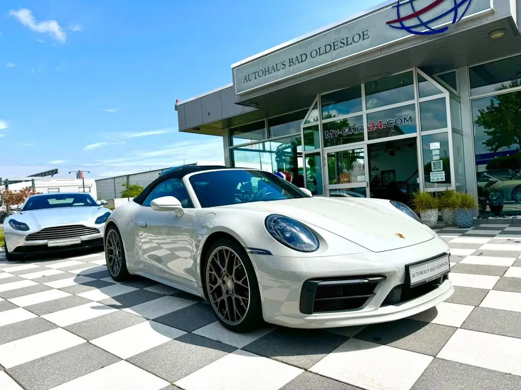 Photo 1 : Porsche 992 2021 Petrol