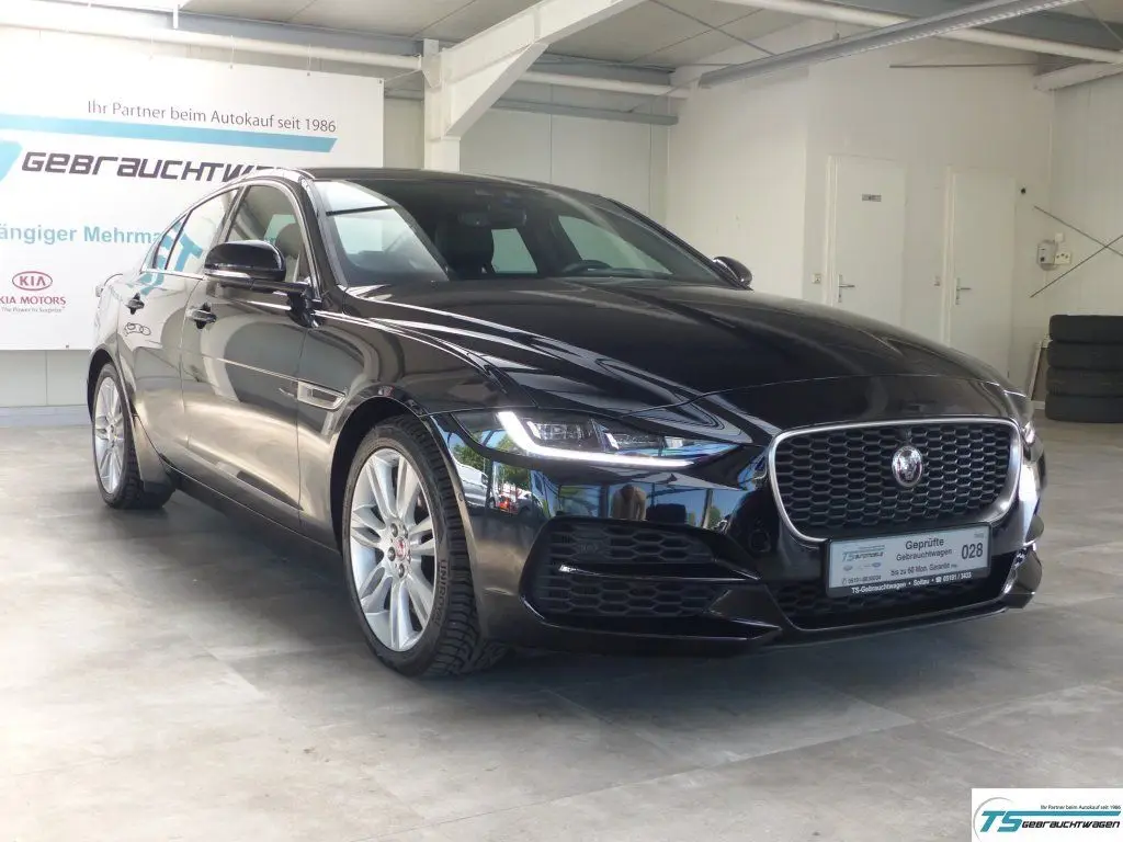 Photo 1 : Jaguar Xe 2020 Essence