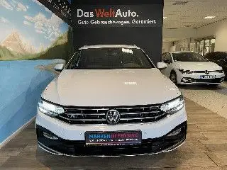 Photo 1 : Volkswagen Passat 2023 Petrol