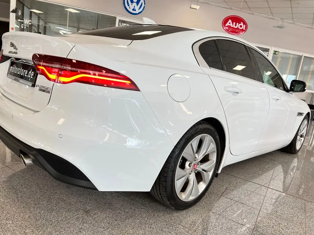 Photo 1 : Jaguar Xe 2020 Petrol