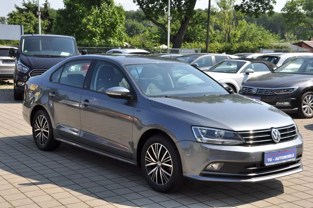 Photo 1 : Volkswagen Jetta 2016 Petrol