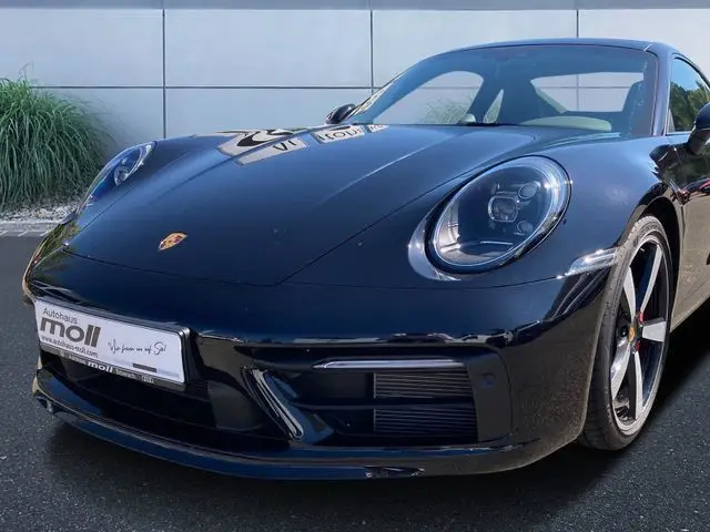 Photo 1 : Porsche 992 2021 Petrol