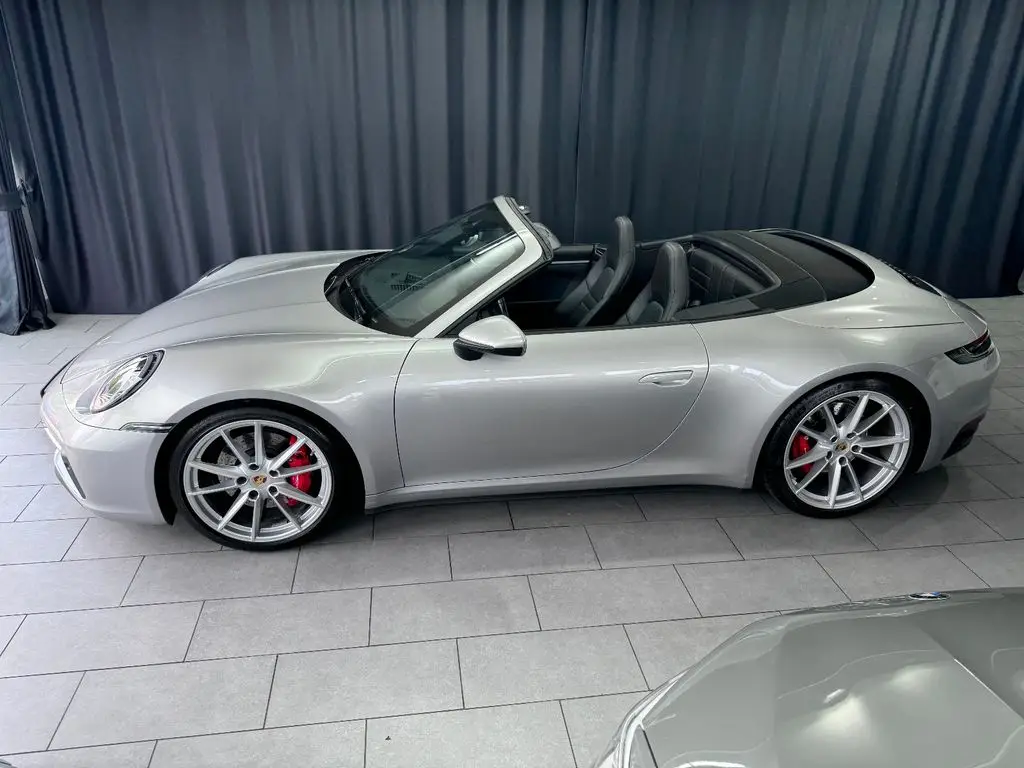 Photo 1 : Porsche 992 2020 Petrol