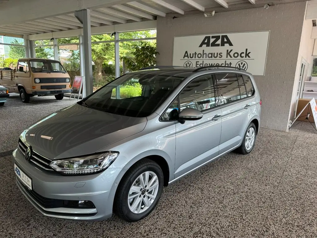 Photo 1 : Volkswagen Touran 2024 Essence