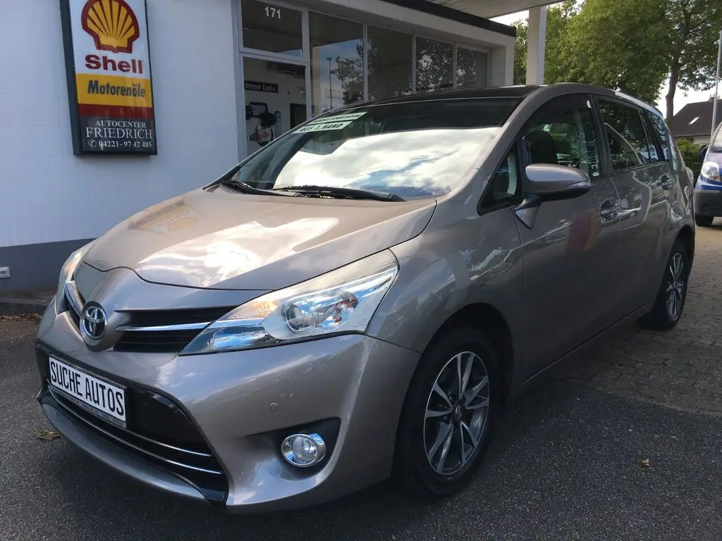 Photo 1 : Toyota Verso 2015 Petrol