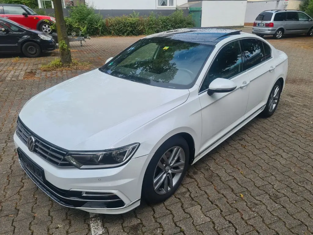 Photo 1 : Volkswagen Passat 2017 Petrol