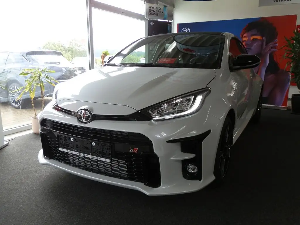 Photo 1 : Toyota Yaris 2024 Petrol