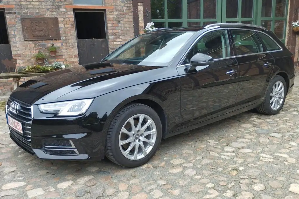 Photo 1 : Audi A4 2019 Petrol