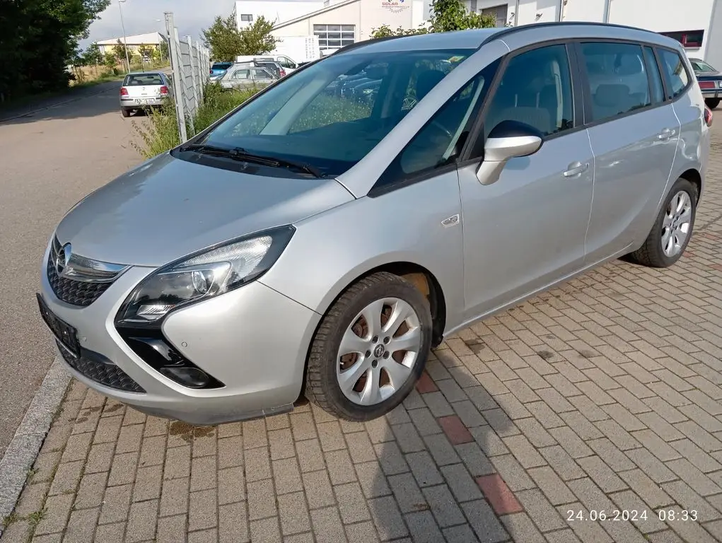 Photo 1 : Opel Zafira 2015 Petrol