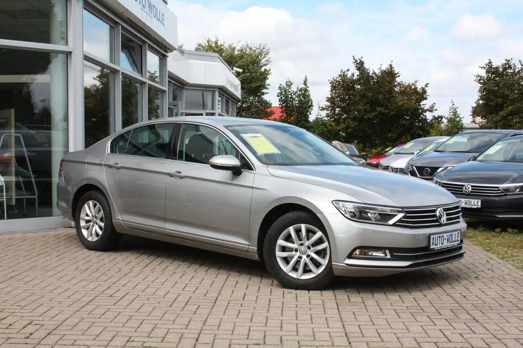 Photo 1 : Volkswagen Passat 2015 Petrol