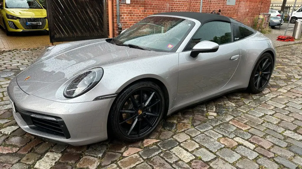 Photo 1 : Porsche 992 2022 Petrol