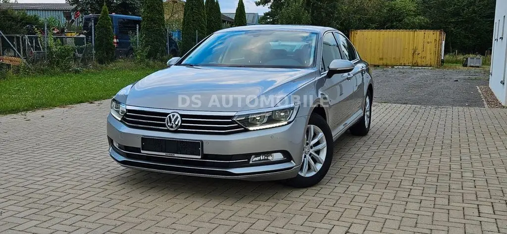 Photo 1 : Volkswagen Passat 2015 Petrol