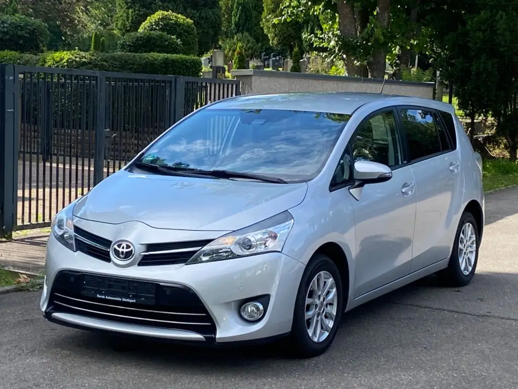 Photo 1 : Toyota Verso 2016 Petrol