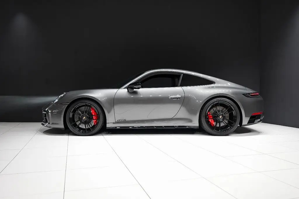 Photo 1 : Porsche 992 2022 Essence