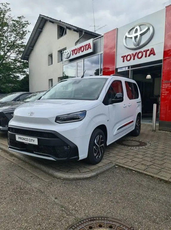 Photo 1 : Toyota Proace 2024 Petrol