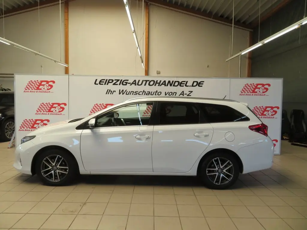 Photo 1 : Toyota Auris 2015 Petrol