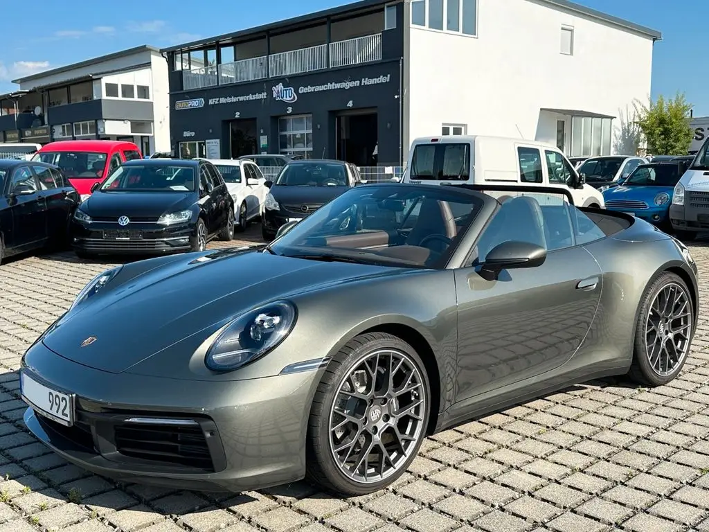 Photo 1 : Porsche 992 2021 Petrol