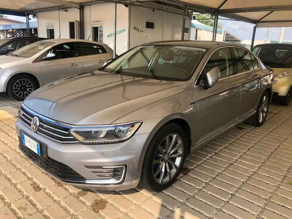 Photo 1 : Volkswagen Passat 2018 Hybrid