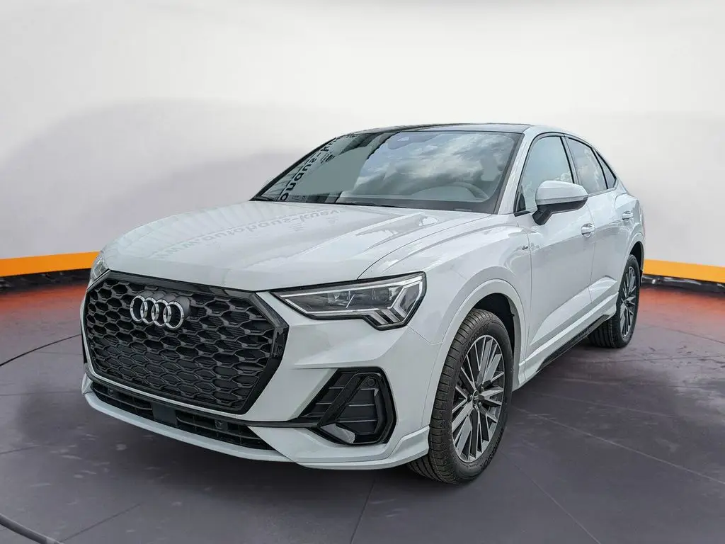 Photo 1 : Audi Q3 2024 Petrol